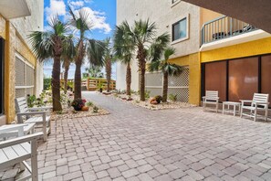 Terrace/patio - 4-bedroom Direct Oceanfront, parking near door with pools (North Myrtle Beach)