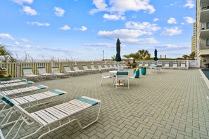 Outdoor dining - 4-bedroom Direct Oceanfront, parking near door with pools (North Myrtle Beach)
