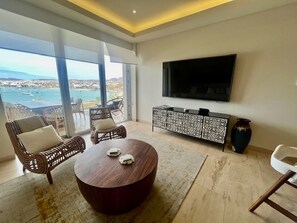 TV - Luxury Marina-View Villa with Stunning Sunset Views Near Malecón (La Paz)