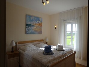 3 bedrooms, internet, bed sheets