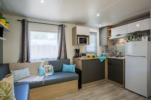 Fridge, microwave, stovetop, coffee/tea maker - CampingSpa - Confort 3 TV - 6p (15) (La Couarde-sur-Mer)