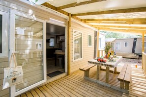 Outdoor dining - CampingSpa - Confort 3 TV - 6p (22) (La Couarde-sur-Mer)