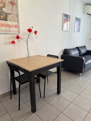 Dining - T2 near station and city center, fully equipped, wifi and air conditioning, 40 m2 (Perpignan)