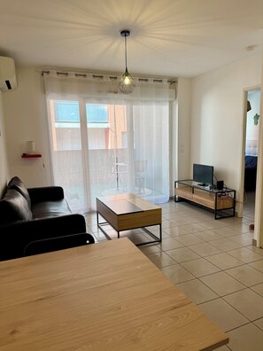 Living area - T2 near station and city center, fully equipped, wifi and air conditioning, 40 m2 (Perpignan)