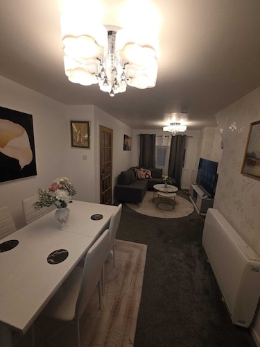 Cozy, Central & Clean-The Ideal Two-Bedroom Apartment for Your Next Gataway