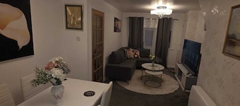 Cozy, Central & Clean-The Ideal Two-Bedroom Apartment for Your Next Gataway