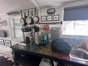 Réfrigérateur, four, plaque de cuisson, cafetière/bouilloire