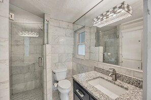 Dusche, Haartrockner, Bidet, Handtücher
