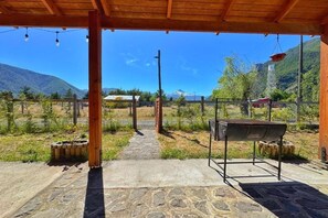 Outdoor dining - Cozy cabins with a view of the imposing Antuco Volcano (Antuco)