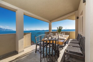 Outdoor dining - Luxury Penthouse, Sea View Terrace 100m2, Jacuzzi, BBQ, 8 Guests, Private floor (Mimice)