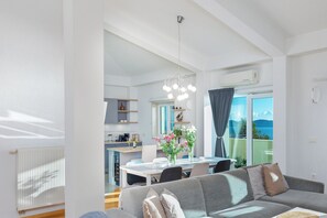Dining - Luxury Penthouse, Sea View Terrace 100m2, Jacuzzi, BBQ, 8 Guests, Private floor (Mimice)