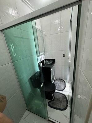 Dusch, hårtork, tvål och toalettpapper