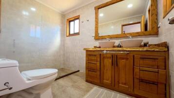 Regadera, jabón, papel de baño