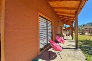Outdoor dining - Family cabin with views of the Antuco Volcano (Antuco)