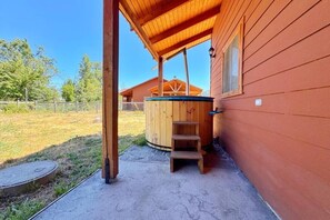 Outdoor spa tub - Family cabin with views of the Antuco Volcano (Antuco)