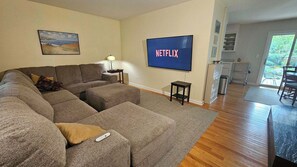 Smart TV, books - Quiet and Cozy 4 Bed, 3 Bedroom, 2 Full Bathroom Home in Ann Arbor (Ann Arbor)