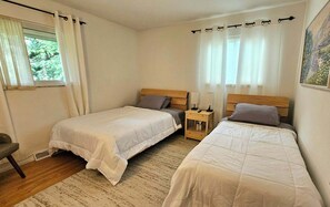 3 bedrooms, desk, iron/ironing board, free WiFi - Quiet and Cozy 4 Bed, 3 Bedroom, 2 Full Bathroom Home in Ann Arbor (Ann Arbor)