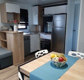 Fridge, microwave, stovetop, dishwasher - CampingSpa - Privilège 3 – 7p (5) (La Couarde-sur-Mer)