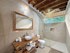 Douche, sèche-cheveux, serviettes fournies, savon