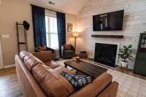 Smart TV, fireplace, foosball, books - Nine + Pine - Minutes to Pinehurst Golf with Simulator & Putting Green (Aberdeen)