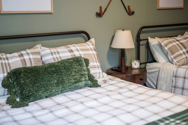 4 bedrooms, desk, iron/ironing board, free WiFi - Nine + Pine - Minutes to Pinehurst Golf with Simulator & Putting Green (Aberdeen)