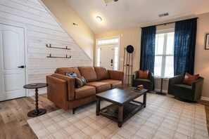 Smart TV, fireplace, table football, books - Nine + Pine - Minutes to Pinehurst Golf with Simulator & Putting Green (Aberdeen)