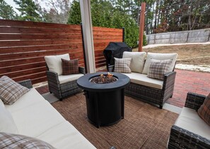 Terrace/patio - Nine + Pine - Minutes to Pinehurst Golf with Simulator & Putting Green (Aberdeen)