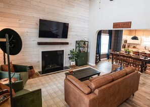 Smart TV, fireplace, table football, books - Nine + Pine - Minutes to Pinehurst Golf with Simulator & Putting Green (Aberdeen)