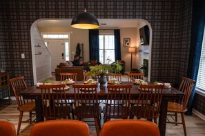 Dining - Nine + Pine - Minutes to Pinehurst Golf with Simulator & Putting Green (Aberdeen)