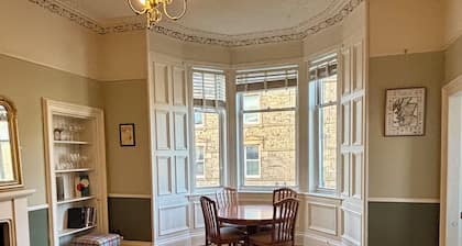 4-Bed Period Home Sleeps 8, Portobello Edinburgh | Walk to Beach | Parking