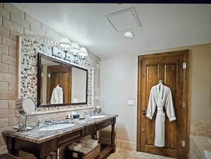 Hiustenkuivaaja, pyyhkeet, saippua, vessapaperi