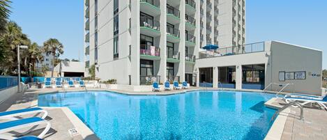 Una piscina cubierta, una piscina al aire libre