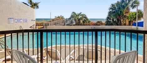 套房, 1 張特大雙人床及 1 張梳化床, 泳池景 (Pool View One Bedroom) | 露台/庭院