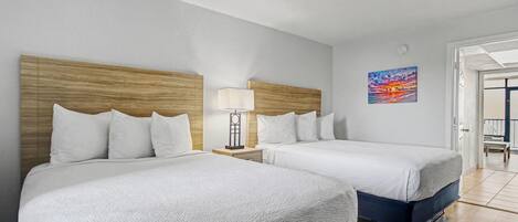 Caja de seguridad en la habitación y tabla de planchar con plancha