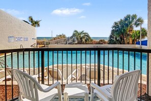 Værelse - 1 kingsize-seng med sovesofa - udsigt til pool (Pool View One Bedroom) | Pool | Indendørs pool, udendørs pool