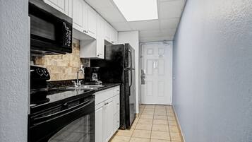 Quarto, 1 cama King, vista para o oceano (Oceanfront King Efficiency) | Cozinha privada