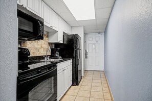 Chambre, 1 très grand lit, vue océan (Oceanfront King Efficiency) | Cuisine privée