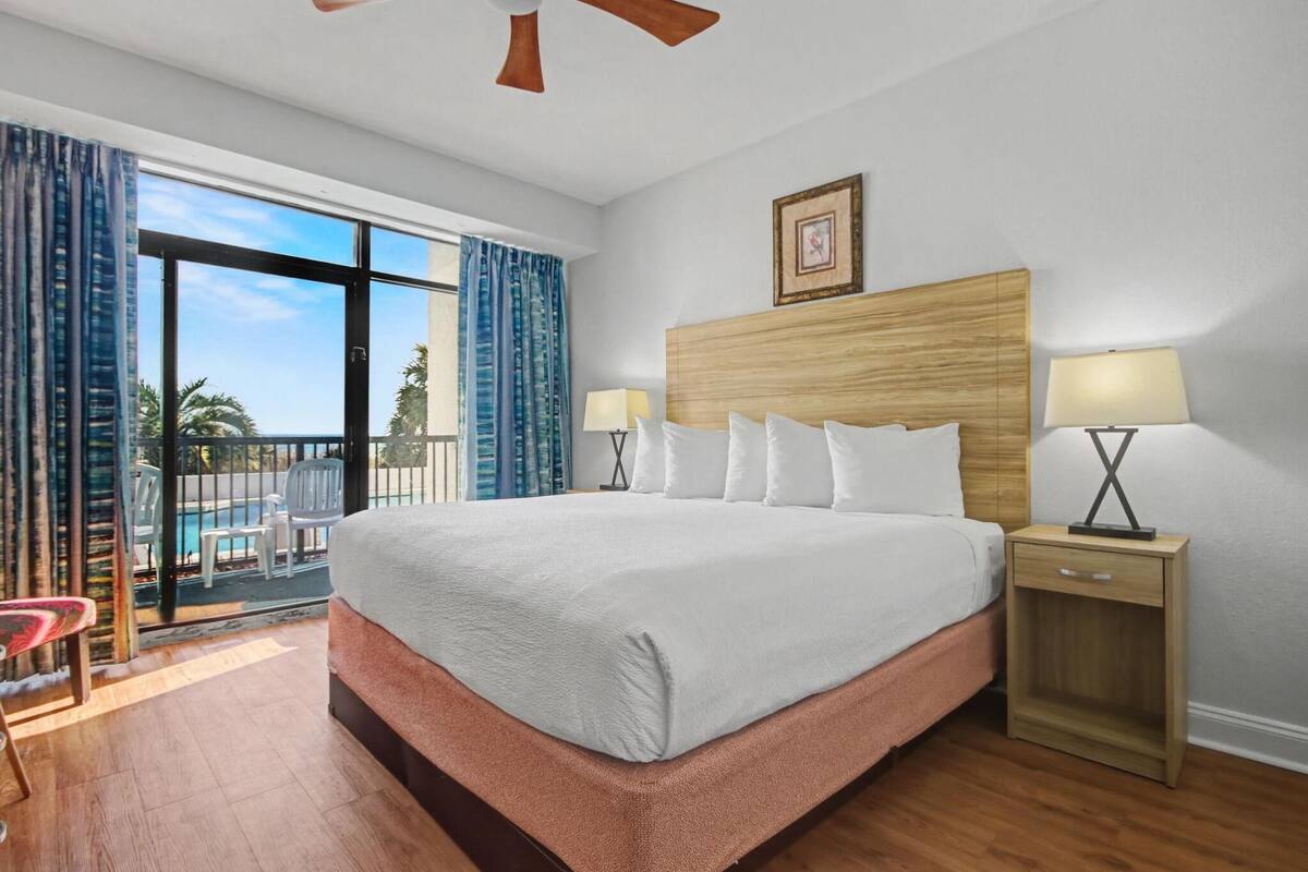 스위트, 킹사이즈침대 1개 및 소파베드, 수영장 전망 (King Suite with Pool View) | 객실 내 금고, 다리미/다리미판, 무료 WiFi, 침대 시트