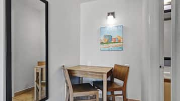 Appartement, 2 eenpersoonsbedden (Partial Ocean View Standard Room) | Een kluis op de kamer, een strijkplank/strijkijzer, gratis wifi