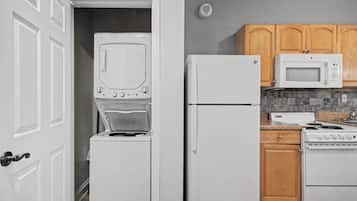 Kamer, 1 kingsize bed met slaapbank, uitzicht op zwembad (Pool View One Bedroom) | Privékeuken