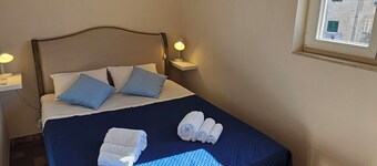 Attic room a stone's throw from the harbor