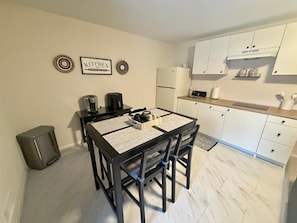 Fridge, stovetop, coffee/tea maker, cookware/dishes/utensils - The Suite at Columbia - Maryland (Columbia)