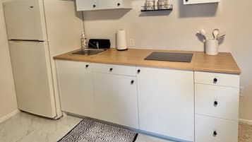 Fridge, stovetop, coffee/tea maker, cookware/dishes/utensils