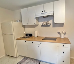 Fridge, stovetop, coffee/tea maker, cookware/dishes/utensils - The Suite at Columbia - Maryland (Columbia)