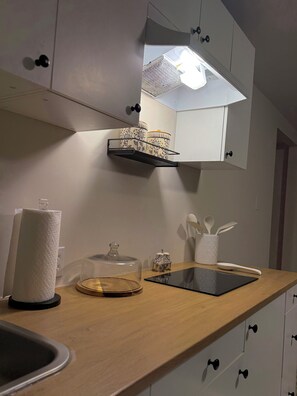 Jääkaappi, liesi, kahvin-/teenkeitin