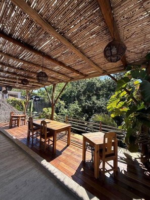 屋外ダイニングエリア