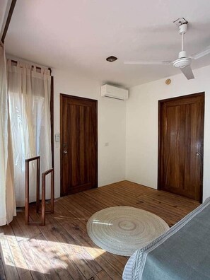 Interior - Air-Conditioned Room with Balcony and Nature Views (Santa María Tonameca)