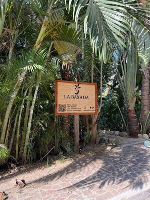 المنطقة المحيطة بالمنشأة