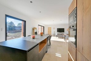 Private kitchen - Spacious Provencal house with swimming pool (Les Plans)