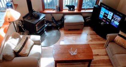 Loon Lake Chalet with HOT TUB,kayaks, canoe, Close to Gore Mnt and Lake George